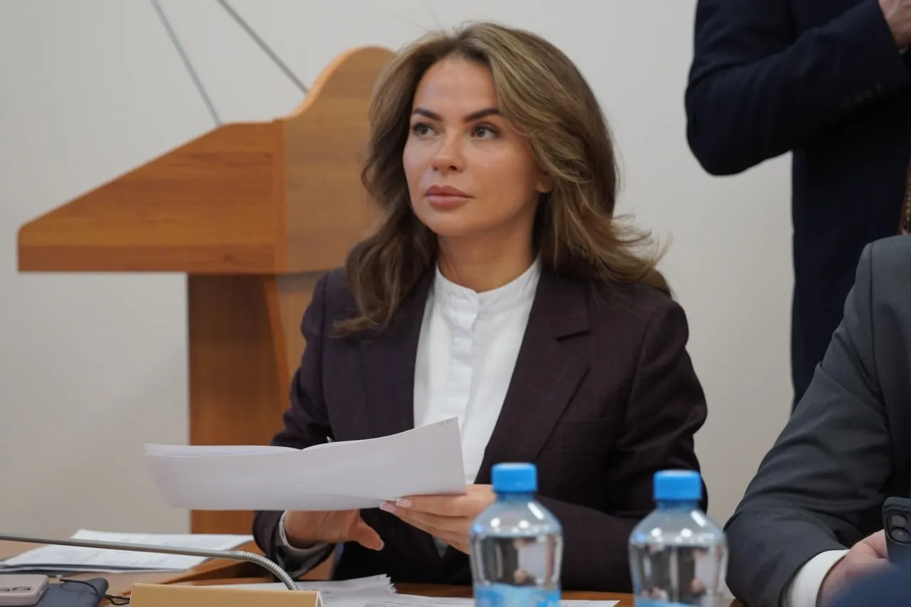 Мария Харченко официально перестала быть депутатом Архангельской гордумы В Архангельской городской Думе стало ещё на одного депутата меньше Напомним что в начале апреля высший совет ЛДПР принял решение о передаче мандата депутата Государственной Думы VIII созыва Марии Харченко заместителю председателя Архангельской городской Думы Вакантное место на Охотном Ряду освободилось после того как депутат Василина Кулиева получила назначение в ЦИК При этом Мария Харченко продолжала числиться заместителем председателя Архгордумы решение о прекращении её полномочий было принято сегодня на сессии Мария Харченко несмотря на молодость и красоту уже сейчас считается одним из самых опытных и любимых народом политиков в Архангельской области Первый раз она избралась в гордуму областной столицы в 2013 году и впоследствии дважды переизбиралась В 2025 году Харченко заняла второе место на выборах губернатора Архангельской области с 10 6 голосов Кто займёт место её место в гордуме решится в июне Довыборов не будет так как Харченко избиралась по спискам Стоит отметить что 28 й созыв Архангельской гордумы один из самых нестабильных На предыдущей сессии были прекращены полномочия депутатом Шевелева и Захарова оба нарушили законодательство о противодействии коррупции в части предоставления сведений о доходах расходах имуществе и обязательствах имущественного характера Депутат Шабуняев формально остаётся депутатом гордумы но на сессии не ходит больше года сидит с СИЗО по обвинению в злоупотреблении должностными полномочиями и неправомерном воздействии на критическую информационную инфраструктуру РФ Кроме того с начала 28 го созыва Архангельская городская Дума лишилась ещё двух депутатов Сергей Сметанин разбился на вертолёте осенью 2024 го его место занял Илья Жердев Виталий Морозков ушёл якобы по собственному желанию вместо него мандат зачем то получил коммунист миллионер Илья Кузнецов