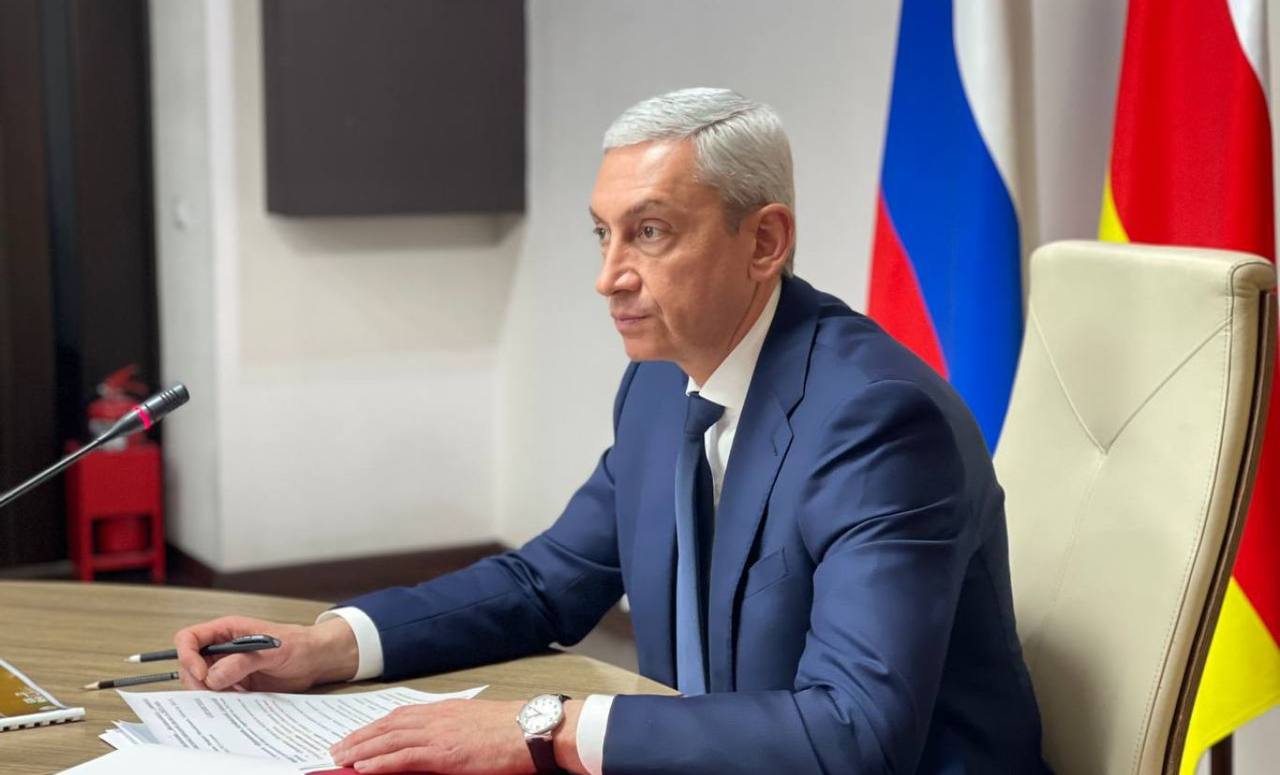 Вопросы по реализации приоритетного проекта «Формирование комфортной городской среды» обсудили на очередном заседании Межведомственной комиссии РСО – Алания, которое провел Председатель Правительства РСО-Алания Борис Джанаев. Глава кабмина отметил, что федеральный проект на территории республики реализуется не первый год, благодаря чему заметно улучшается инфраструктура населенных пунктов: - Только за последние три года было благоустроено более 140 площадок на территории всех районов республики. При этом, объекты были выбраны нашими жителями в результате голосования. Кроме того, реализовано 7 крупных проектов в рамках Всероссийского конкурса «Малые города и исторические поселения». В этом году предстоит обновить еще 40 общественных территорий и реализовать в рамках конкурса 3 новых проекта-победителя в Алагире, Беслане и Моздоке. На эти цели направим порядка 500 млн рублей. Глава Северной Осетии Сергей Иванович Меняйло подчеркивает значимость работы по созданию комфортных условий для наших граждан,- сказал глава кабмина. Члены комиссии также ознакомились с презентациями конкурсных заявок на участие во Всероссийском конкурсе лучших проектов создания комфортной городской среды в категории «Малые города и опорные населенные пункты» в 2026 году. Их представили Ардонский, Дигорский и Моздокский районы. Подробнее читайте на нашем сайте. #alaniagov #севернаяосетия #алания #правительстворсоа