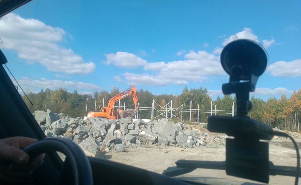 В Екатеринбурге чиновники не могут определиться давали ли они разрешение на вырубку деревьев сообщают коллеги из Вечерних ведомостей Деревья уничтожили ещё в мае 2025 года но бюрократы разных уровней до сих пор не могут определиться давали ли они на это разрешение и если да то кому Речь идёт о небольшом но уютном лесочке расположенном возле Московского лесопарка На его месте осталась лишь узкая полоска сосен а на образовавшейся пустоши началось строительство неизвестно чего Владельцы участков и домов находящегося по соседству садового товарищества возмутились нарушениями с которыми проводилось уничтожение зелёных насаждений Вопреки всем правилам территорию перед проведением потенциально опасных работ никто не огородил а во время строительства не вывесили паспорт объекта В итоге екатеринбуржцы вынуждены были обращаться по инстанциям чтобы выяснить законно ли повалены десятки сосен и что появится на их месте Но как оказалось чиновники и сами не знают что кому и ради чего разрешали валить деревья К такому выводу приходишь когда изучаешь разноголосицу в ответах полученных на запросы горожан Изначально администрация Верх Исетского района Екатеринбурга ответила что вырубку произвело ООО Башнефть Розница ради строительства многофункционального автокомплекса с мини АЗС И вот тут начинаются странности АЗС к тому времени уже вовсю работала а на обращение другого жителя из той же администрации пришёл ответ что земельный участок находится в собственности ООО Металлург которому выдано разрешение на снос зелёных насаждений ради строительства складов которые конечно городу куда нужнее чем какие то там дрова При этом в обоих ответах райадминистрация упорно отказывалась пояснить почему строительство ведётся без ограждений без паспорта объекта и в поздние часы когда жители пытаются отдохнуть от дневной суеты Ответ похоже кроется в том что никакого разрешения на работы и не выдавалось По крайней мере это следует из ответа департамента государственного и жилищного надзора Свердловской области где подтверждается что собственник участка ООО Металлург Однако разрешений на капитальное строительство коммерческой структуре не выдавалось Соответственно в департаментском ответе появление здания на данном участке названо самовольной постройкой К слову теперь в этой разноголосице чиновничьего хора помогает разбираться прокуратура