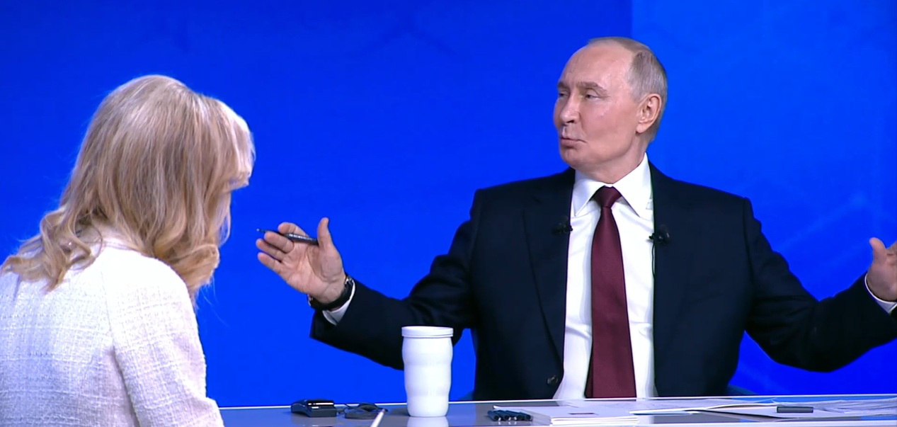 Пошлем её к Юпитеру Президент России Владимир Путин провел урок популярной астрономии Это комета причем из другой галактики И она ведет себя не так как кометы нашего галактического происхождения Там другая оболочка и при приближении ближе к Солнцу на её поверхности происходят немножко другие процессы В том числе в полевом хвосте Она достаточно большая где то от двух до шести километров Луна от нас находится на расстоянии 400 тысяч километров а объект о котором вы говорите на расстоянии сотен миллионов километров Не думаю что комета представляет для нас какую то угрозу Пошлем её к Юпитеру И в начале следующего года в начале следующего года комета покинет Солнечную систему