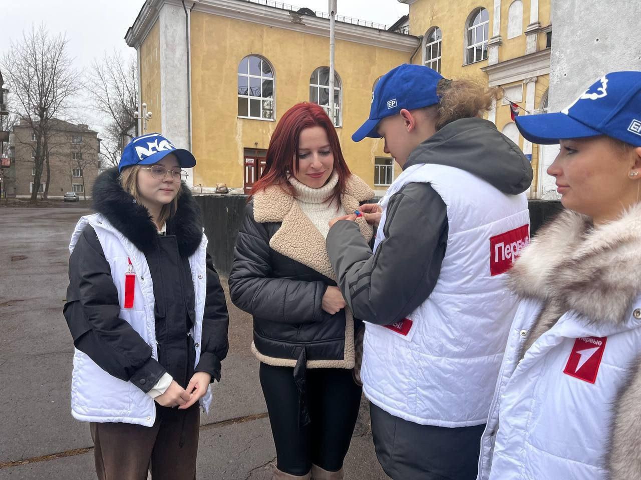 Патриотическая акция Ленточка Республики ко Дню флага ЛНР в Молодогвардейске День флага Луганской Народной Республики один из знаменательных праздников для жителей ЛНР Он символизирует единство свободу и независимость молодого государства отражает его историю и стремление к светлому будущему В этот день в знак уважения и любви к своей Родине при сотрудничестве с активистами движения первых Молодогвардейской средней школы 10 им Л Г Шевцовой прошла патриотическая акция Ленточка Республики ко Дню флага ЛНР Школьники раздавали жителям города ленточки в цветах флага ЛНР рассказывали об истории праздника и значении символики Данная акция стала знаменательной для жителей г Молодогвардейск ведь это стало еще одним символом единства всего города Она напомнила о важности сохранения памяти о прошлом о героизме защитников Республики и о необходимости строить мирное и процветающее будущее для будущих поколений Мероприятие вызвало положительный отклик у горожан многие с гордостью носили ленточки на одежде выражая свою поддержку ЛНР и ее идеалам