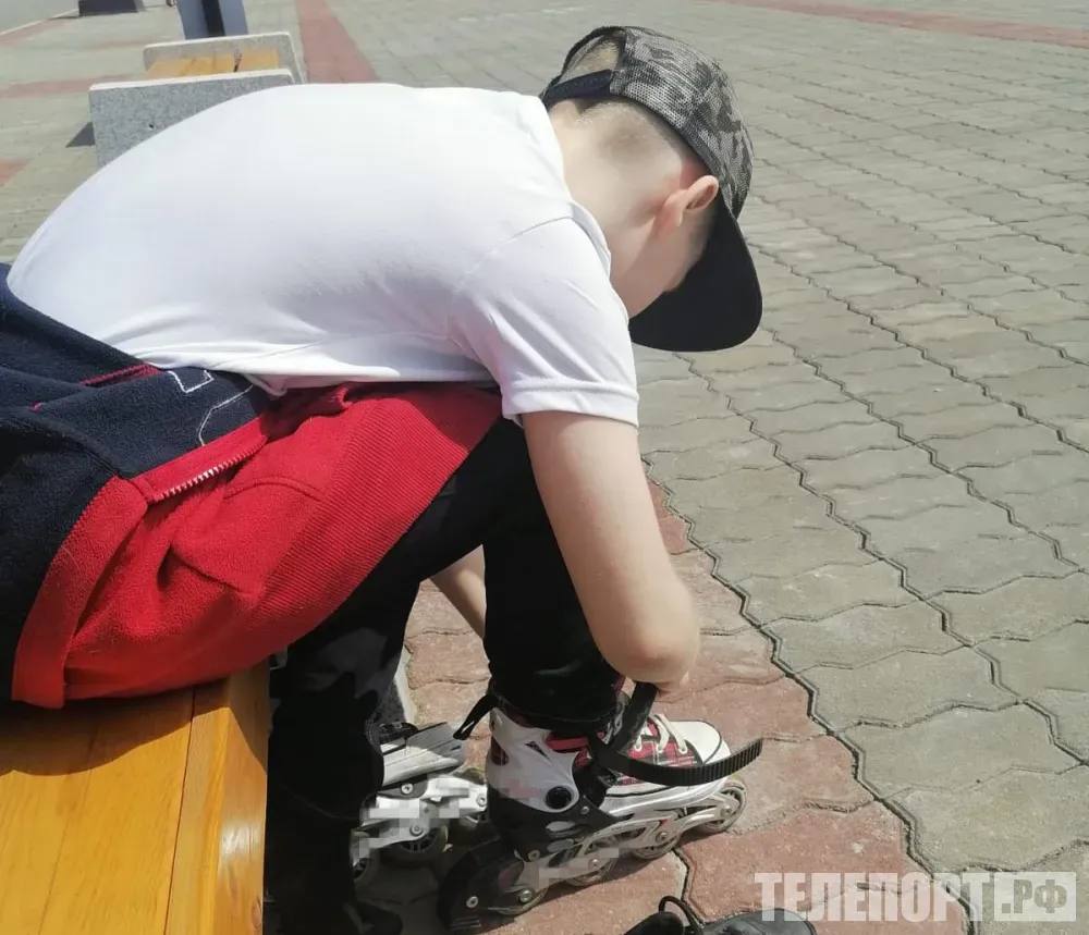 Спорткомплекс рядом с обновленным парком откроют в Благовещенске Спортивную территорию обустроят на городской набережной В Благовещенске приступили к строительству спорткомплекса на набережной Амура в районе жилого комплекса Берег удачи Новый объект проект которого разработан с учетом пожелания жителей расширит возможности для активного отдыха в городе Глава Благовещенска Олег Имамеев провел на месте выездное совещание Строительство новых спортивных объектов отвечает запросу горожан так как число жителей регулярно занимающихся спортом растет с каждым годом Это делает появление современных спортивных зон подобной той что сейчас строим на набережной Амура крайне востребованным и важным для развития городской среды подчеркнул Олег Имамеев Спортивная территория будет многофункциональной Здесь например появится воркаут зона с тренажерами в том числе для маломобильных людей Также территория включит в себя роллердром для скейтбордистов и роллеров площадки для стритбола панна футбола Для удобства посетителей оборудуют питьевые фонтанчики раздевалку и санузел Подрядчик уже завершил первый этап работ а именно демонтировал старые конструкции и подготовил основания для будущих площадок Все необходимое оборудование и элементы благоустройства уже заказаны Новая спортивная зона будет связана удобными дорожками с Амурским лесом сейчас парк им 40 летия ВЛКСМ Это общественное пространство которое благоустраивают на расположенной рядом территории Открыть спорткомплекс для посетителей планируют 20 мая сообщили в пресс службе администрации Благовещенска ТЕЛЕПОРТ РФ здесь все об Амурской области  Мы в МАХ  Написать нам