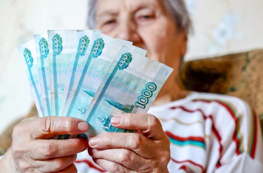 Российская пенсия выросла Социальный фонд России сообщил, что средняя пенсия в стране на 1 апреля 2025 года достигла почти 23,5 тысячи рублей. По данным РИА Новости, на 1 января пенсия составляла 23 175 рублей в месяц. Также известно, что на 1 апреля в России проживает более 40,9 миллиона пенсионеров. В будущем с 2026 года в России начнётся новая система индексации пенсий. Она будет проходить в два этапа: первый — к 1 февраля, когда выплаты будут увеличены с учетом инфляции за прошлый год. Это позволит более точно учитывать рост цен. Эти изменения учтены при подготовке бюджета на 2026 год. Ранее пенсии индексировались один раз в начале года по фактической инфляции. Фото: соцсети