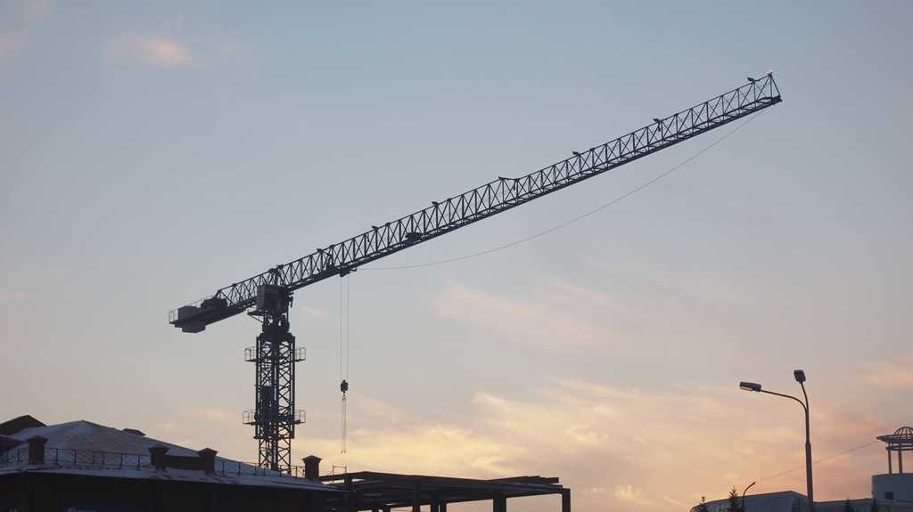 В Омске появятся два квартала многоэтажек Один из них планируют возвести на 3 й Енисейской на Левобережье второй в границах улиц Заозёрная Королёва и Тюленина в Советском округе В рамках первого проекта предполагается строительство 12 многоэтажных домов высотой до 24 этажей Во втором случае в Нефтяниках планируется возвести пять 17 этажных жилых домов Проекты получили поддержку архитектурно градостроительного совета Омска однако рекомендовано провести дополнительную проработку с Союзом архитекторов чтобы учесть все возможные замечания и улучшить качество проектных решений Om1 Омск в MAX