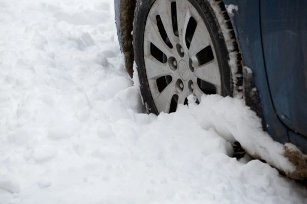 В МЧС рассказали как откопать машину из снежного плена   newsorel ru fn 1783369 html Зима часто приносит сюрпризы автомобилистам После сильных снегопадов многие водители сталкиваются с проблемой выезда из глубокого сугроба Чтобы облегчить процесс освобождения машины из снежного плена специалисты МЧС России разработали инструкцию   Прислать новость Подписаться   Мы в MAX