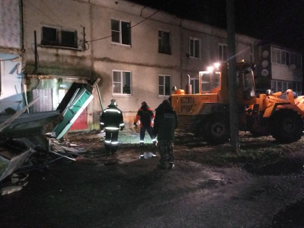 В селе под Камешково обрушились балконы в 2-этажке  Речь идет про на многоквартирный доме в селе Коверино Камешковского района Балконы обрушились ночью с 23 на 24 ноября. Никто из жильцов не пострадал. Последствия ЧС уже устранили.  Также восстановили газоснабжение дома, за исключением 2 квартир. Там организовали альтернативное отопление. Полностью восстановить газоснабжение планируют в течение недели.   Подписаться I Написать в редакцию