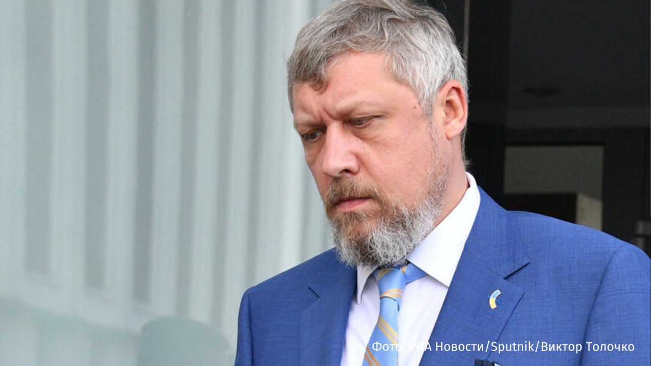 Московский суд заочно приговорил к шести годам колонии экс-посла Украины в Казахстане Петра Врублевского . Об этом сообщают Суды общей юрисдикции столицы. Дипломата обвинили в разжигании ненависти и вражды. Срок наказания исчисляется с момента его экстрадиции на территорию РФ, либо с момента его задержания в России. "Суд установил, что Врублевский П.Ю. совершил действия, направленные на возбуждение ненависти и вражды, группы лиц по признаку национальности, совершенные публично, включая сеть "Интернет", — говорится в сообщении суда. В августе 2022 года Врублевского признали виновным в возбуждении ненависти и вражды по признакам национальности и языка, а также в угрозах применения насилия. По версии следствия, он опубликовал видео с призывом "убивать как можно больше русских". Позже Владимир Зеленский уволил Врублевского. внесен в перечень экстремистов и террористов на территории РФ Отправить новость