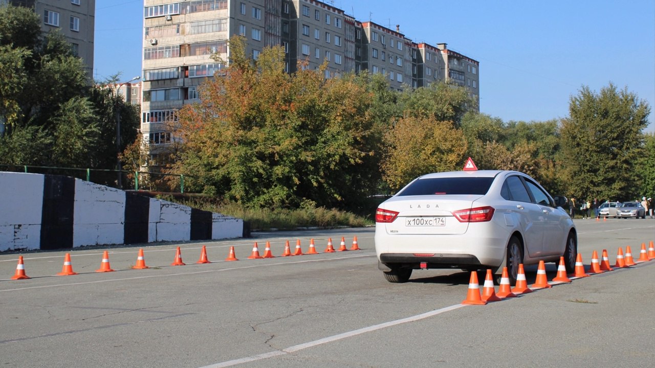На Южном Урале начинающие водители устроили больше 60-ти аварий за четыре месяца За четыре месяца 2025 года на территории Челябинской области по вине начинающих водителей, имеющих стаж менее двух лет, произошло 62 дорожно-транспортных происшествия. В этих авариях пострадали 77 человек, девять из них погибли, включая одного мотоциклиста. Госавтоинспекция региона проанализировала причины данных ДТП. Основными факторами стали несоблюдение очерёдности проезда, что привело к 16 авариям 25,8% , несоответствие скорости условиям движения — 14 ДТП 22,6% , а также выезд на полосу встречного движения — 9 случаев 14,5% . Водители также нарушали правила выбора дистанции и расположения транспортных средств на проезжей части, что вызвало 6 и 5 аварий соответственно.