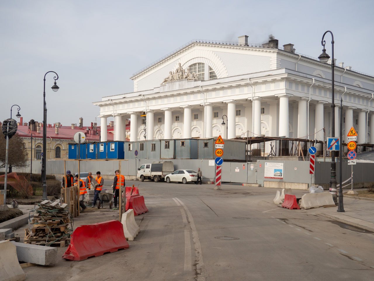 Контракт на реставрацию Биржи расторгнут Министерство культуры в одностороннем порядке расторгло договор на 1 391 миллиарда рублей из за просрочки выполнения работ На обновление карточки закупки обратил внимание Деловой Петербург Детали Решение об одностороннем отказе на сайте госзакупок появилось 24 декабря Согласно документу компания РСК Ренессанс так и не приступила к реставрационным работам и не сдала в срок рабочую документацию Договор был заключен 13 декабря 2024 года Минкульт потребовал вернуть аванс в 1 252 миллиарда Передача Эрмитажу В 2013 году Смольный передал Эрмитажу здание Биржи с 2014 года продолжается его реконструкция На месте Центрального военно морского музея к 2016 году собирались открыть музей геральдики но эти планы не осуществились Что происходит с Биржей В 2024 году глава Эрмитажа Михаил Пиотровский заявил что Биржу откроют к 9 мая следующего года В июне подрядчиков арестовали по делу о хищении а в декабре Путину показали в Эрмитаже макет Биржи с залом в стиле Ледового побоища и объявили о планах открытия там музея воинской славы Тогда же нашли нового подрядчика РСК Ренессанс но уже в октябре главу компании Марата Каргинова задержали по делу о даче взятки Состояние здания Летом 2024 года Бумага показала интерьеры здания на штукатурке были видны трещины Сейчас здание остается без отопления и консервационных работ пишет Деловой Петербург Фото Бумага Подписывайтесь на Бумагу и предлагайте новости