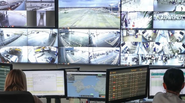 ИИ планируют запустить в крупных аэропортах России для контроля правил безопасности Систему видеоаналитики разработала российская компания NtechLab. Пилотный проект по внедрению сервиса успешно проведен в одном из московских аэропортов. Сейчас идет подготовка внедрения ИИ и в российских регионах, сообщили RTVI в пресс-службе компании. Как сообщили в пресс-службе компании, нейросеть будет в реальном времени анализировать видеопоток, поступающий с камер наблюдения аэропорта, на предмет возникновении потенциально опасных ситуаций. К примеру, ИИ сможет оперативно выявить пассажиров, которые случайно окажутся на летном поле вне автобуса или трапа. Кроме того, нейросеть будет следить за транспортной безопасностью: выявлять неправильную парковку служебной техники на перроне или переход дороги сотрудниками аэропорта в неположенном месте. Также ИИ поможет сотрудникам аэропорта «заметить пассажиров, которые пытаются пройти мимо рамок в зоне досмотра аэропорта и выявить тех, кто планирует покинуть здание через запрещенную зону». «Наш продукт обладает широкими возможностями, одна из сфер использования — транспортная безопасность. Это универсальный инструмент, который бережет и самих пассажиров, и сотрудников аэропортов. ИИ может применяться и для оперативного определения загрузки пассажирами терминалов — такая функция будет особо полезна в часы-пик или в высокий сезон», — отметил генеральный директор NtechLab Алексей Паламарчук