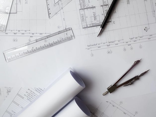 Замдиректора компании арестовали за взятку для ускорения экспертизы нижегородского дублера В Нижнем Новгороде арестовали заместителя генерального директора дорожно строительной организации по обвинению в даче взятки в размере 2 5 млн руб Об этом сообщили в СУ СКР по региону По информации Ъ Приволжье взятка предназначалась для сокращения сроков проведения госэкспертизы по проекту дублера проспекта Гагарина обвиняемым по делу проходит заместитель директора АО ДСК Автобан Олег Лесюта Следствие установило что незаконное вознаграждение было передано в период с сентября 2024 г по февраль 2025 г Деловой квартал НН