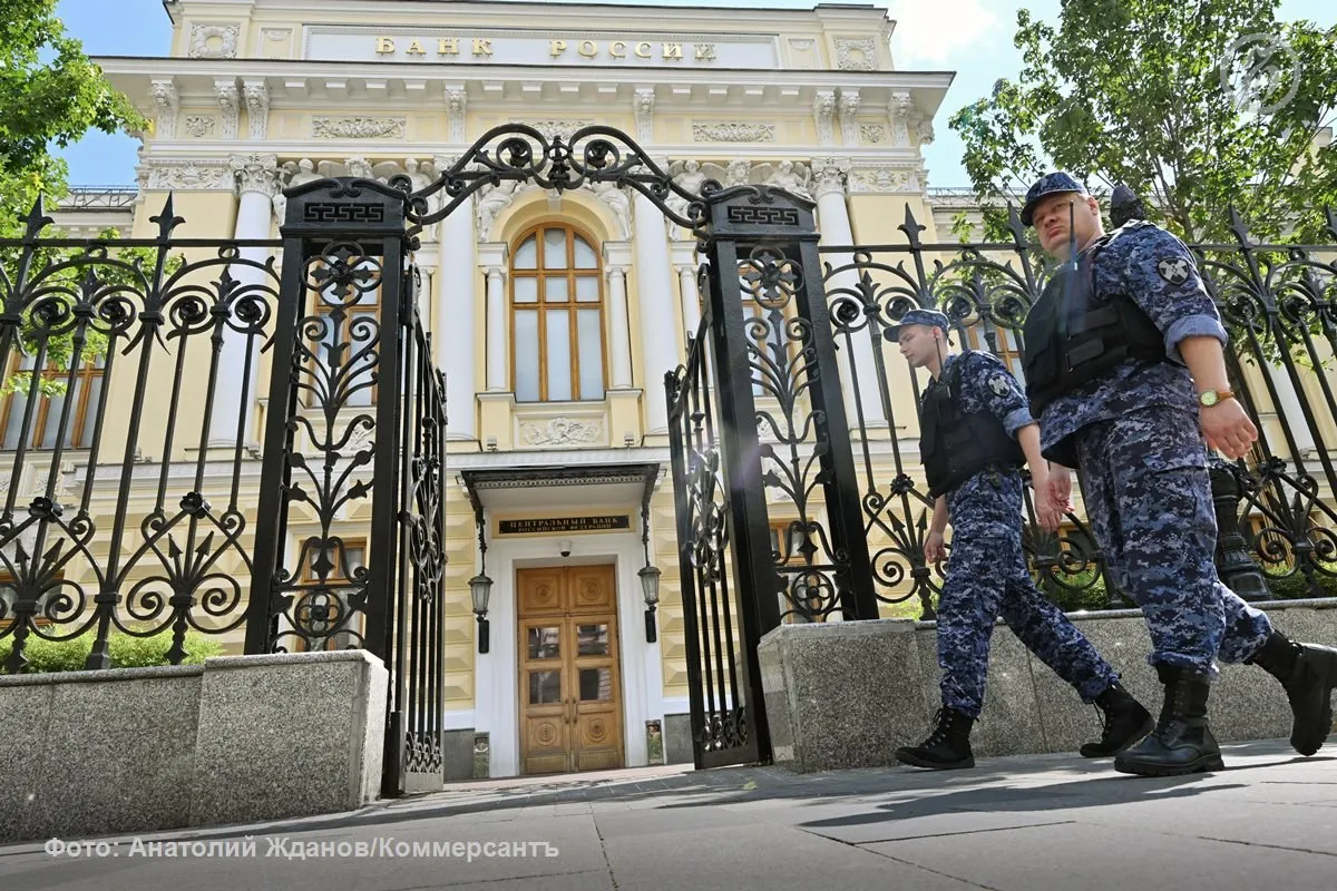 Стали известны подробности иска Банка России против блокировки его активов в ЕС По мнению ЦБ РФ эти меры являются внешнеполитическими и их применение требует единогласного одобрения всеми членами союза тогда как спорный регламент был принят большинством голосов Сама же длительная блокировка по мнению Центробанка нарушает его иммунитет фактически являясь экспроприацией которая в компетенции не Евросоюза а конкретного государства Существенное и постоянное лишение заявителя активов противоречит как европейским гарантиям защиты собственности так и общим фундаментальным принципам права считает ЦБ   Подписывайтесь на Ъ в Telegram в MAX Оставляйте бусты