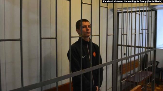 Осужденный российским судом в Крыму активист Евромайдана Коломиец вернулся в Украину  Об этом заявил спикер МИД Украины Георгий Тихий во время брифинга, передает «Суспільне Крим». Согласно сообщению, Коломиец вернулся в Украину транзитом через Грузию и Молдову. За время заключения в российской тюрьме у него истек срок действия документов, поэтому посольство Украины в Грузии оперативно оформило их.  Коломийца задержали в российской Кабардино-Балкарии в мае 2015 года по подозрению в хранении наркотиков. Позже его привезли в Крым и обвинили в покушении на убийство двоих крымских сотрудников спецподразделения «Беркут».   По словам адвоката Коломийца, из доказательств обвинения есть только две черно-белые фотографии якобы обгоревшей формы силовиков. В июне 2016 года Коломийца приговорили к 10 годам лишения свободы в колонии строгого режима.