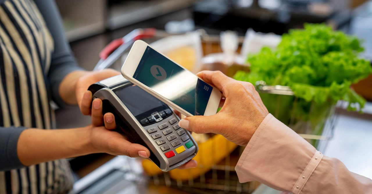 Т Банк добавил в сервис T Pay возможность добавлять карты лояльности магазинов Это можно сделать в мобильном приложении Т Банка на Android Теперь клиенты могут использовать скидочные карты партнеров Zarina OSTIN METRO и другие прямо в момент бесконтактной оплаты телефоном Экономика на ночь