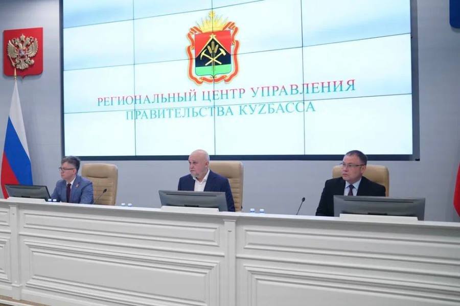 Министр энергетики России Сергей Цивилев провел в Кузбассе совещание по перспективам угольной отрасли В Кузбасс с рабочим визитом прибыл Министр энергетики России Сергей Цивилев На совещании с участием губернатора Кузбасса Ильи Середюка заместителя Министра энергетики РФ Дмитрия Исламова представителей угольных компаний обсудили предварительные итоги 2025 года и перспективы отрасли Основной темой стала реализация программы повышения эффективности угольной отрасли и мер поддержки угледобывающих предприятий Министр энергетики России подчеркнул что несмотря на внешние вызовы ведомство считает развитие угольной отрасли одним из ключевых приоритетов   kuzzbas ru news authority 77885 html