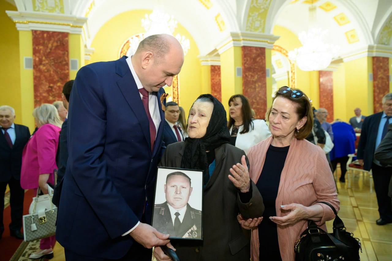 Вручил оренбуржцам государственные и региональные награды. Очень рад познакомиться с теми, кто своим многолетним добросовестным трудом добился таких высоких результатов. В Оренбургской области – крепкие трудовые традиции, я уже убедился в этом, побывав на региональных предприятиях, в учреждениях образования, здравоохранения. Заслуженные награды получили отдельные специалисты и целые коллективы. Многодетным оренбургским семьям вручил медали ордена «Родительская слава». Такие крепкие, дружные семьи – пример для всех нас. Государственные награды получили бойцы специальной военной операции, которые доблестно и отважно защищают Родину. Накануне Дня Победы в Великой Отечественной войне, уверен, для ребят очень важно знать – они достойные потомки поколения победителей. Региональными наградами мы отметили оренбуржцев, которые активно помогают землякам, не жалеют сил и времени на поддержку тех, кто в этом нуждается. В их числе - 91-летняя оренбурженка Феликса Феликсовна Клюкина. Она передала значительную сумму на поддержку бойцов СВО. Сегодня вручил ей знак отличия «За содействие специальной военной операции». Огромная благодарность и низкий поклон! Безусловно, каждый важен на своем месте, а вместе мы достойно и честно трудимся на благо нашей Оренбургской области. Работаем дальше!
