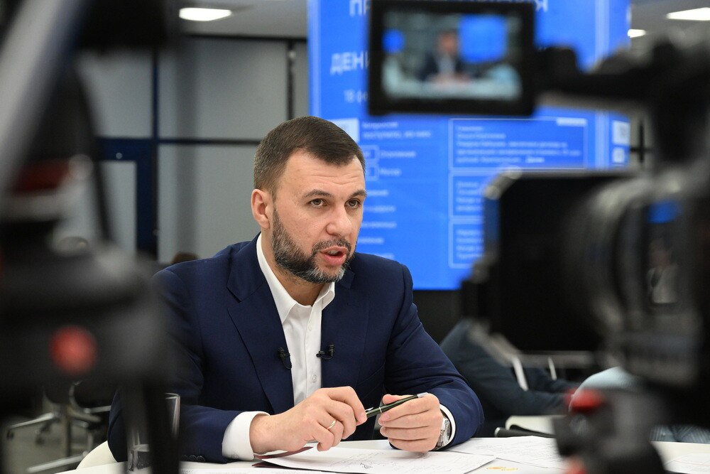 Пушилин входит в топ-3 глав регионов по уровню открытости к общению с людьми Денис Пушилин накануне провел прямой эфир, посвященный теме защиты детства: руководитель региона комментировал ключевые вопросы, волнующие родителей школьников и воспитанников детских садов. Общение велось в живом формате: Глава ДНР отвечал жителям Республики в реальном времени, без предварительной подготовки и цензурирования вопросов. Журналист, член СПЧ Александр Малькевич считает, что Пушилин выстроил в непростых условиях Донбасса эффективную систему управления, причем ключевым элементом этой системы служит именно прямая коммуникация с жителями региона: «Направления работы он определяет в непрерывной коммуникации с людьми — это, в частности, как раз его прямые линии, которые посвящены самым острым вопросам. Также очень хорошая история — это формат воскресных видео, в которых он за рулем машины рассказывает людям обо всех главных результатах работы за неделю. В целом, по моей оценке, Пушилин однозначно входит в тройку самых открытых глав регионов страны». По словам Малькевича, опыт Пушилина и его управленческие практики должны быть востребованы в масштабах всей страны: это «реальные кейсы стресс-менеджмента», позволяющего в кратчайшие сроки решать вопросы в наиболее важных для людей областях. Читать полностью Написать нам