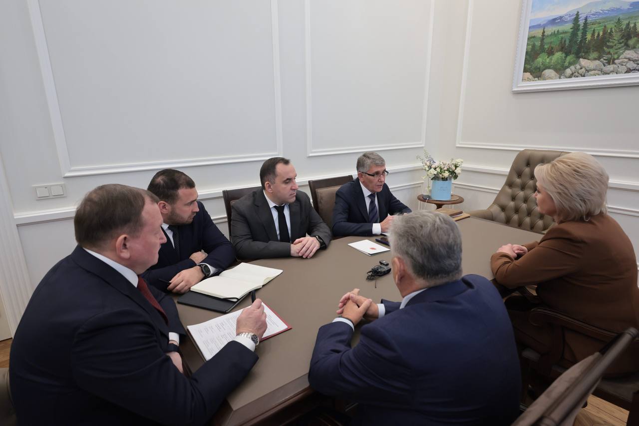 Соцсфера в приоритете Губернатор Дмитрий Миляев обсудил развитие образования и культуры с сенатором Лилией Гумеровой Они обсудили планы по развитию инфраструктуры в социальной сфере региона На встрече отметили что более половины бюджета Тульской области направляется на эту сферу В регионе действуют свыше 50 мер поддержки семей с детьми Ими уже воспользовались около 70 тысяч человек Лилия Гумерова председатель Комитета Совфеда по науке и образованию отметила успехи Тульской области в повышении рождаемости Она также подчеркнула что важно продолжать демографическую политику В частности внедрять корпоративные стандарты на предприятиях региона 1  2   Подпишись на новости