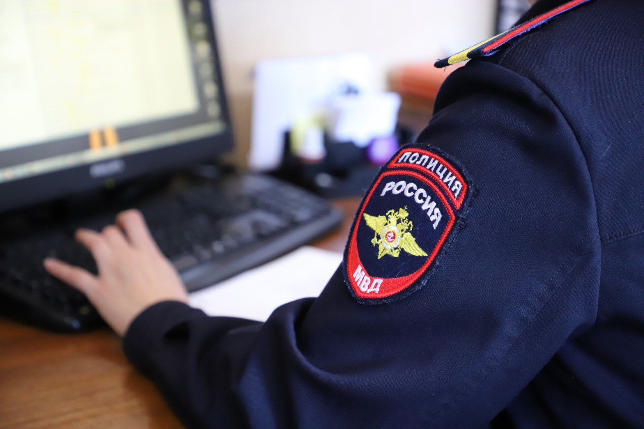 Барные знакомства опасны Полицейские раскрыли кражу смартфона банковской карты и денежных средств из квартиры в Рязани  В отдел МВД России по Московскому району Рязани обратился 41 летний рязанец и сообщил что у него пропал смартфон  Заявитель рассказал полицейским что накануне познакомился в кафе с миловидной женщиной Новые знакомые отметили встречу и поздно вечером когда заведение готовилось к закрытию мужчина пригласил даму к себе в гости В квартире рязанца застолье продолжилось и в какой то момент хозяин под действием алкоголя задремал а когда пробудился то не нашел в жилище смартфон и банковскую карту Потом рязанец рассказывал что проверил состояние банковского счета который привязан к абонентскому номеру пропавшего смартфона и выяснил за последнее время с него на разные покупки потратили почти 8 тысяч рублей Оперативники уголовного розыска провели специальные оперативно розыскные мероприятия и установили торговые точки где покупки были оплачены средствами с банковского счета заявителя и выяснили что к хищению причастна 36 летняя жительница города Рязани  Полицейские разыскали и задержали злоумышленницу Ранее в родной Республике Карелия женщину неоднократно осудили за кражи По предварительной информации 36 летняя уроженка Республики Карелия недавно приехала в город Рязань и стала заводить новые знакомства В тот вечер женщина решила заглянуть в кафе и увидела там мужчину который сидел один за столиком Вскоре мужчина и женщина познакомились вместе выпили спиртного а затем направились к рязанцу в гости Там рецидивистка воспользовалась тем что мужчина задремал и забрала его смартфон и банковскую карту которой начала утром оплачивать покупки пока ее не задержали Возбудили уголовное дело ст 158 УК РФ Фигурантке грозит до 6 лет лишения свободы Подозреваемую взяли под стражу