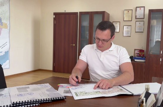 В Мариуполе восстановят инфраструктуру детской медицинской службы. Работы планируют завершить в 2027 году, сообщил министр здравоохранения Дмитрий Гарцев. «Благодаря вовлеченности Главы Донецкой Народной Республики в вопросы отрасли в рекордные сроки создаются объекты здравоохранения Мариуполя в рамках взаимодействия с регионом-шефом Санкт-Петербургом», - сообщил Гарцев. Глава Минздрава утвердил сегодня медико-техническое задание на строительство педиатрического корпуса на 127 коек с диагностическим центром на 207 посещений, а также роддома на 105 коек и детского инфекционного корпуса на 50 коек.