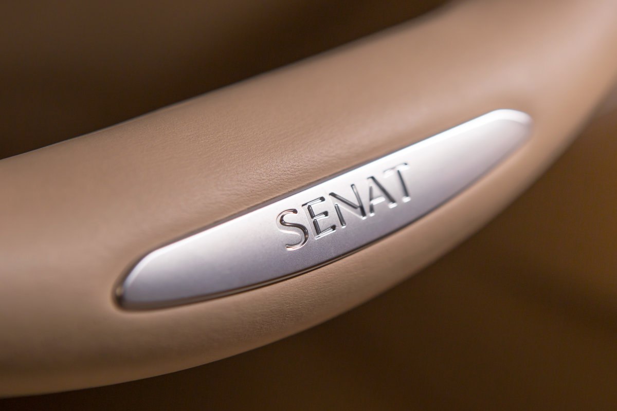 Aurus готовит доступные модели их локализуют на бывшем российском заводе Toyota Об этом в интервью Бизнес Онлайн рассказал замминистра промышленности РФ Альберт Каримов Собирать новые модели как и планировалось будут не в Елабуге а на мощностях бывшего завода Toyota в Шушарах который выйдет из простоя в 2026 году По словам Каримова Aurus будет реализовывать два проекта параллельно Первый производство автомобилей класса люкс в Елабуге и его необходимо выводить на бо́льшую серийность а второй развитие линейки премиальных машин со сборкой в Шушарах В число последних по предварительным данным войдут два седана и внедорожник для которых будет использоваться товарный знак Senat Верите в успех доступных Аурусов в сегодняшних реалиях вполне могут зайти рано об этом думать слишком много вопросов не верю что получится что то путное Наша группа в VK подписывайтесь