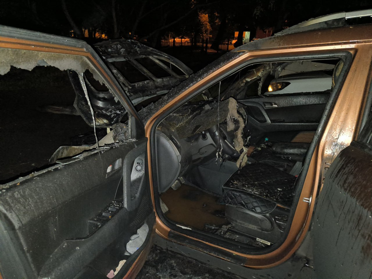 Челябинские полицейские по горячим следам задержали подозреваемого в совершении поджога автомашины В Отдел полиции «Тракторозаводский» УМВД России по г. Челябинску поступило сообщение о возгорании во дворе дома по улице Котина автомашины марки «Hyundai Creta». В ходе проведения первоочередных мероприятий полицейскими было установлено, что возгорание произошло в результате умышленных действий третьих лиц. В ходе опроса потерпевшего у сотрудников полиции возникли основания полагать, что к совершенному преступлению может быть причастен бывший супруг его дочери, с которым накануне произошел конфликт. Сумма причиненного ущерба составила более 1,5 млн. рублей. Вскоре сотрудники отдела уголовного розыска районного Отдела полиции задержали злоумышленника, местного жителя, 1988 года рождения. По версии полицейских, задержанный облил автомашину бензином, который принес с собой в пластиковой бутылке, после чего поджог ее и скрылся с места преступления. Мотивом совершенного противоправного деяния стали личные неприязненные отношения с потерпевшим. В отношении подозреваемого возбуждено уголовное дело. Он водворен в изолятор временного содержания. #мвд74 #полиция74 #ПолицияЧелябинскойобласти #Челябинскаяобласть #Челябинск