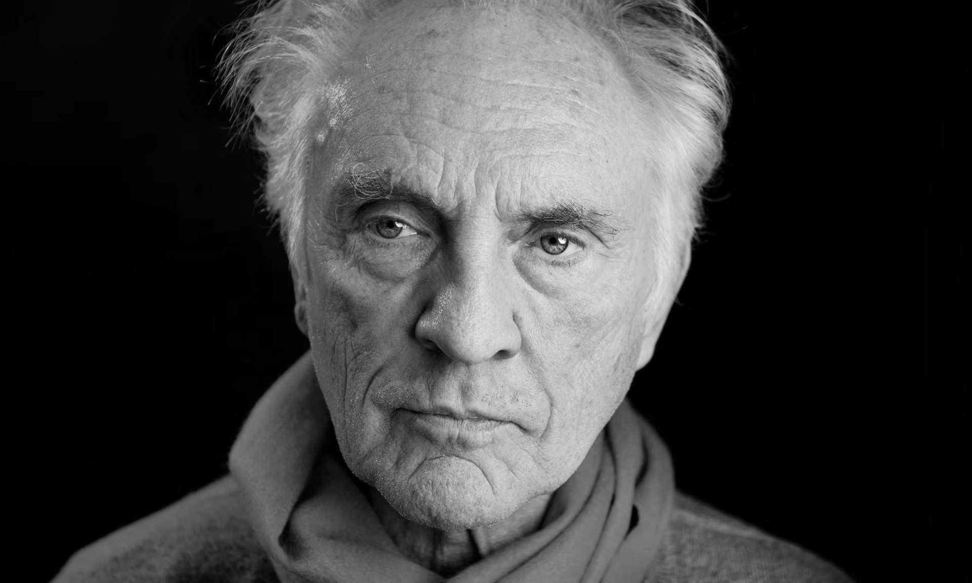 Не стало актера Теренса Стэмпа. Ему было 87 лет    За свою первую роль в «Билли Бадде» Стэмп получил номинацию на «Оскар». Затем были «Коллекционер», «Дерзкая блондинка», «Вдали от обезумевшей толпы», «Теорема», «Англичанин» и множество других фильмов и ярких ролей. Многим актер особенно запомнился ролью злодея генерала Зода в фильмах о Супермене.