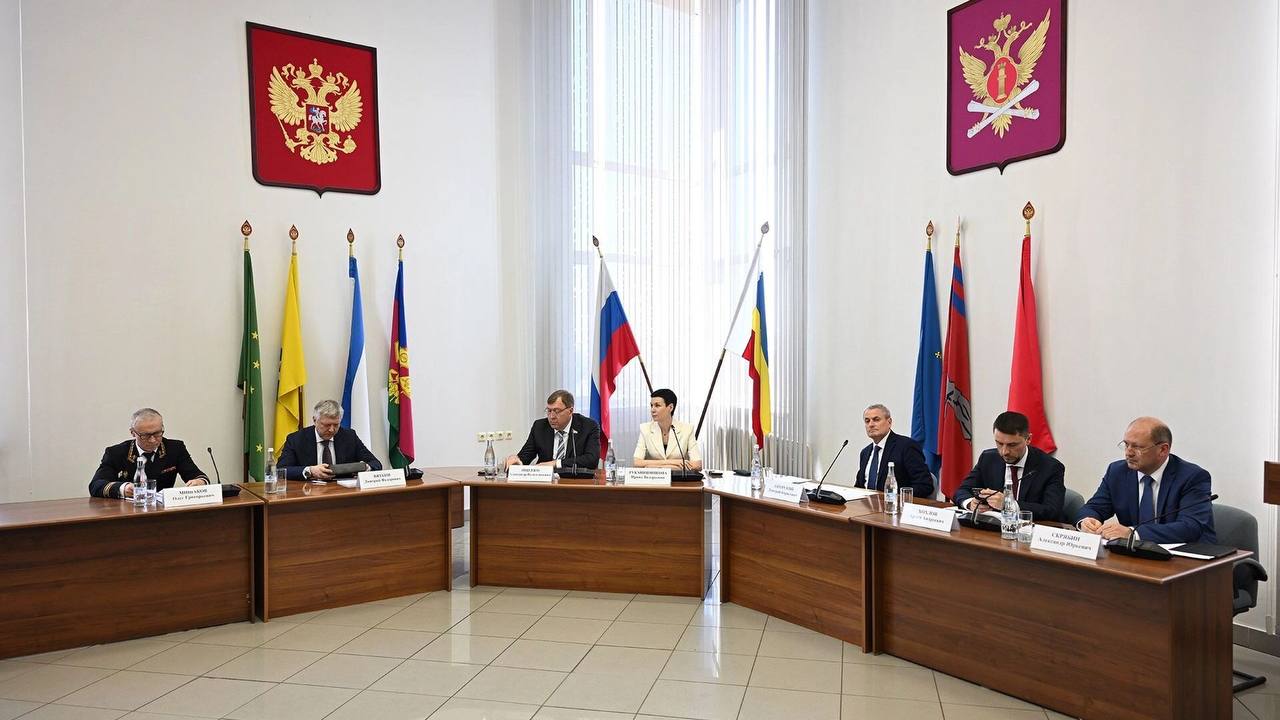 На XI юридическом форуме в Ростове обсудили новый закон о местном самоуправлении.  Осталось совсем немного, когда в силу вступит новый закон устанавливающий основы организации местного самоуправления в системе органов публичной власти.   «Местное самоуправление остается отдельным уровнем публичной власти хотя и находится в единой системе», — пояснил заместитель председателя Комитета Государственной Думы по государственному строительству и законодательству  Дмитрий Вяткин.   Председатель донского парламента Александр Ищенко говорит, что главная задача Законодательного Собрания Ростовской области воспользоваться новыми возможностями.  «Поставленные врио губернатора задачи, в полной мере соответствуют нашему представлению по развитию местного самоуправления на Дону. Оно должно быть самостоятельным в пределах своих полномочий и максимально приближено к людям и проблемам, которые волнуют жителей Ростовской области.  Новый федеральный закон открывает новые возможности для развития Ростовской областии мы обязательно этими возможностями воспользуемся»,  — подчеркнул Александр Ищенко.  Подробнее об этом читайте в материале Rostovgazeta.        Подписаться   Прислать нам новость