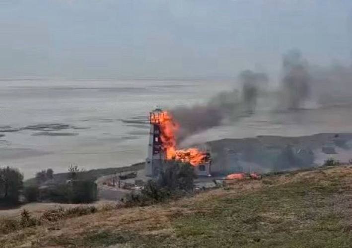 В Ростовской области в граница сгоревшего маяка в Мержаново ввели режим ЧС На территории Мержаново в Ростовской области ввели режим ЧС в границах сгоревшего маяка Об этом сообщил глава Неклиновского района Василий Даниленко В результате пожара один жилой дом сгорел и частично повреждены еще один дом и хозяйственная постройка К ликвидации пожара привлечены оперативные службы Силы и средства сосредоточены на тушении возгорания и предотвращении распространения огня написал он Также Даниленко попросил местных жителей сохранять спокойствие и следить за информацией из официальных источников Подпишись на 1Rnd Написать в редакцию