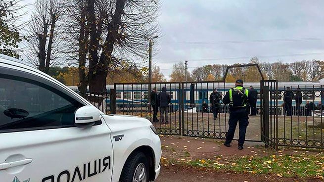 Взрыв на вокзале в Житомирской области четыре погибших 12 раненых На железнодорожном вокзале в украинском городе Овруч расположенном в северной части Житомирской области произошёл мощный взрыв Как сообщает агентство AP погибли четыре человека ещё двенадцать получили ранения Афинские Новости работаем для Вас с 2004 года Подпишитесь на наш канал t me ruassianathens