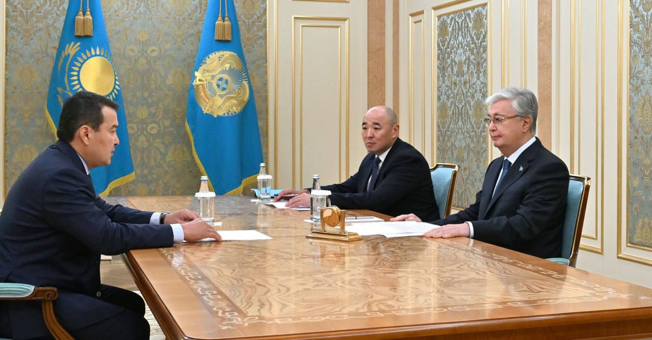 Токаев принял председателя ВАП Алихана Смаилова  По данным Смаилова за первое полугодие было проведено 12 государственных аудитов с охватом 20 трлн тенге – в 7,1 раза больше, чем за аналогичный период 2024 года.   Проверки прошли в таких ключевых сферах, как среднее образование, лекарственное обеспечение, цифровое развитие, электроэнергетика и спорт высших достижений. В итоге, правительству и другим объектам аудита направлено более 60 рекомендаций и 450 пунктов предписаний.   Материалы по 20 фактам переданы в правоохранительные органы.     /atamekenbusiness