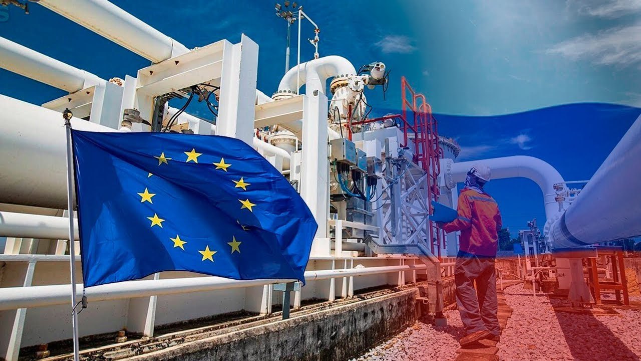 Стоимость газа для Евросоюза после начала введения санкций против России выросла в 2,5 раза — всего лишь за четыре года, следует из расчетов РИА «Новости» по данным Евростата. Так, в апреле 2021 года средняя стоимость тысячи кубометров голубого топлива для ЕС составляла €206, а в этом апреле — уже €523,5. Причем за предыдущие четыре года прирост стоимости этого вида топлива для объединения составил лишь 1,7%: в апреле 2017 года тысячу кубометров можно было приобрести всего за €202,5. Двадцать лет назад, в середине весны 2000 года этот же объем обходился ЕС в €123,9. Основная причина — переориентация Евросоюза на сжиженный природный газ на фоне санкций против России. Если еще в 2021 году на СПГ приходилось всего треть от всех закупок объединения, то в 2025 году — уже чуть меньше половины. За четыре года стоимость импорта этого вида топлива выросла с €257 до €645,5. Цена на трубопроводный газ все еще ниже сжиженного — €417, хотя еще в 2021 году ЕС покупал тысячу кубометров всего за €178,7. Таким образом, траты ЕС на газ в апреле 2025 года выросли до €8,05 млрд с €3,5 млрд четырьмя годами ранее несмотря на то, что объем импорта сократился за это же время на 8,5%, составив 15,4 млрд кубометров. Ранее стало известно, что поставки российского сжиженного природного газа СПГ в Евросоюз с начала года снизились на 2,4% по сравнению с аналогичным периодом 2024 года и почти достигли 9,5 млрд кубометров. Импорт Евросоюзом российского СПГ в январе-мае составил около 9,45 млрд куб. м против 9,68 млрд куб. м годом ранее. В частности, в мае российского СПГ в Европу было поставлено в объеме 1,88 млрд куб. м без изменений по сравнению с апрелем против 1,92 млрд куб. м в мае 2024 года.