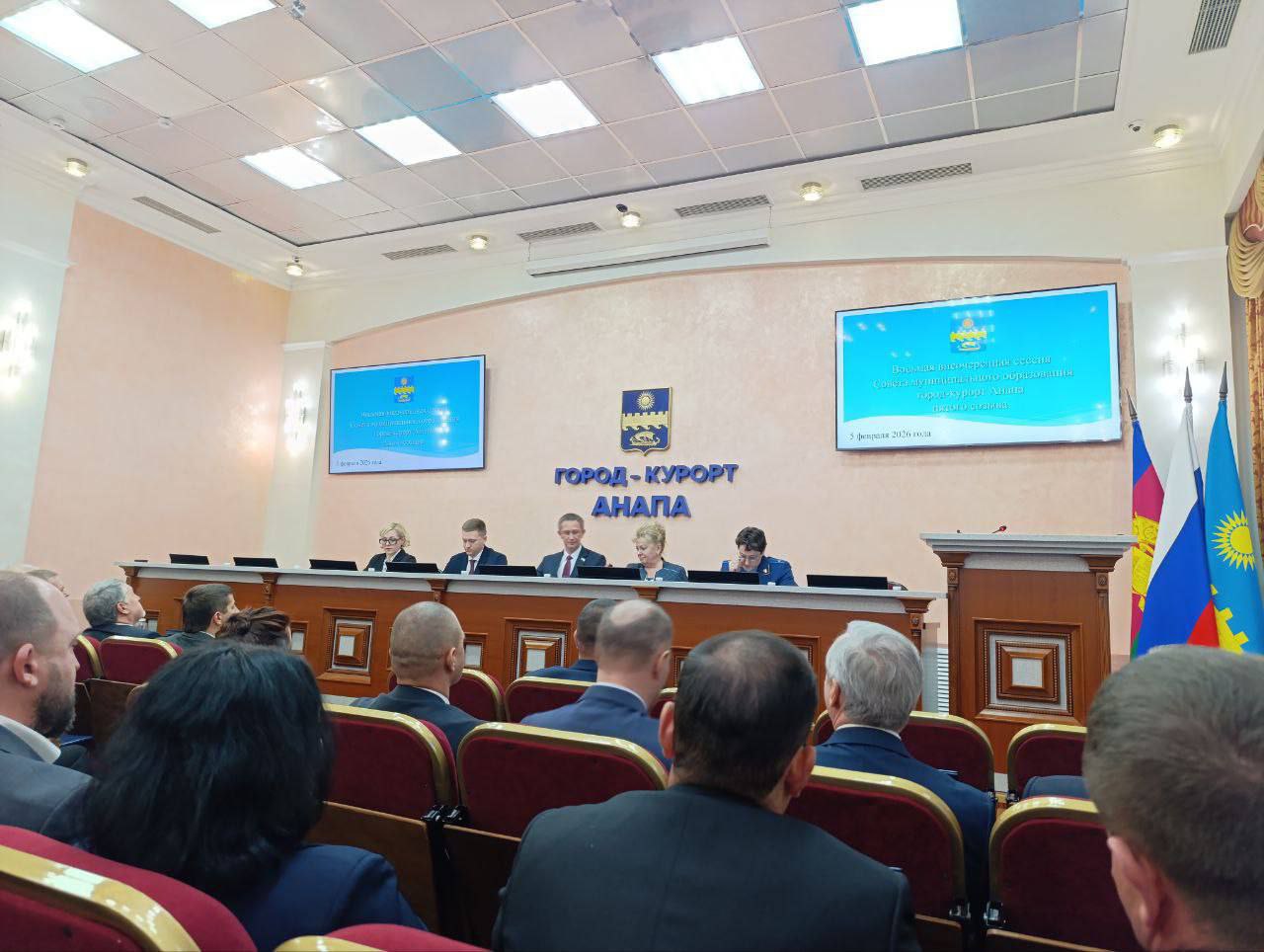 Теперь официально новым мэром Анапы стала Светлана Маслова Сегодня на сессии Совета курорта депутаты утвердили её в должности Решение принято абсолютным большинством за кандидатуру Масловой проголосовали 28 парламентариев Два других финалиста конкурса руководитель медиа группы Анапа Никита Бойко и глава Виноградного сельского округа Александр Кудаев получили всего по два голоса Радио 104FМ Новая Россия Мы в МАХ