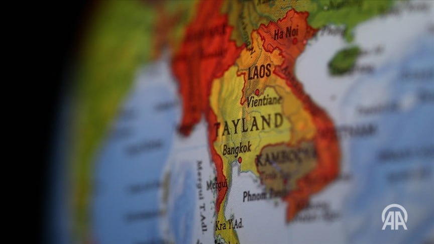 Не менее 22 человек погибли более 30 получили травмы в Таиланде после того как строительный кран упал на вагон пассажирского поезда и вызвал сход состава с рельсов По данным таиландских СМИ утром поезд следовавший из столицы Бангкока в северо восточную часть страны сошел с рельсов после того как на него обрушился строительный кран Как сообщила полиция Таиланда трагический инцидент произошел в районе Сихио провинции Накхонратчасима примерно в 230 км к северо востоку от Бангкока Рухнул кран задействованный на строительстве высокоскоростной железнодорожной линии Подробнее на нашем сайте http v aa com tr 3798660 24 7 в сутки с Агентством Анадолу