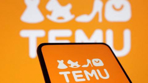 Temu ограничил зарубежные продажи в Турцию Популярная китайская платформа онлайн торговли Temu изменила правила работы в Турции и закрыла зарубежные продажи для местных пользователей После недавней проверки и обыска в турецком офисе компании платформа больше не предлагает товары с доставкой из за границы по низким ценам Теперь покупатели в Турции могут заказывать продукцию только у местных продавцов которые работают внутри страны Ранее Temu был популярен благодаря большому выбору дешёвых импортных товаров Однако сейчас при поиске и добавлении товаров в корзину пользователи видят только локальные предложения глобальные варианты временно отключены По данным портала Shiftdelete net платформа фактически превратилась в локальный маркетплейс ориентированный исключительно на внутренний рынок Турции Напомним несколько дней назад в турецком офисе Temu прошла проверка со стороны официальных органов После этого компания предположительно начала пересматривать процессы юридического соответствия требованиям в Турции Официальных комментариев о том временная ли это мера и когда могут вернуться зарубежные продажи пока не поступало