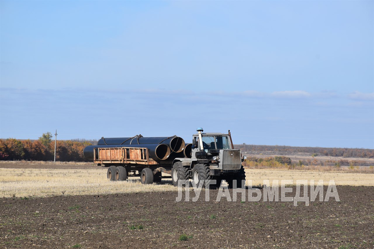 Новый водовод будет снабжать свыше 140 тысяч жителей республики   30 октября в рамках своего рабочего визита заместитель министра строительства и ЖКХ Луганской Народной Республики Станислав Дупленко посетил Новосветловку, в которой идет капитальный ремонт магистрального водовода протяженностью 22, 5 км.   Вместе с руководителем проекта ООО «Техстрой» Андреем Бекрешевым Станислав Дупленко обсудил текущий рабочий процесс. На данном этапе бригады специалистов монтаж и сварку труб на трех участках водовода.   По словам Станислава Дупленко в этом году на территории республики для улучшения водоснабжения реализуется целый комплекс мероприятий в рамках программы развития и модернизации жилищно-коммунального хозяйства ЛНР. Силами генерального подрядчика ООО «Техстрой» ведутся работы по строительству новой ветки магистрального водовода в Новосветловке.    - Это основной водовод, питающий водой город Молодогвардейск, Свердловский муниципальный округ и город Ровеньки. Без его работы невозможно обеспечить стабильное водоснабжение населенных пунктов, в которых проживают свыше 140 тысяч человек. Старый водовод был построен и введен в эксплуатацию в 1960-е годы. Из-за сильного износа количество аварий на нем в последние годы сильно возросло, - говорит Станислав Дупленко, а также подчеркивает, что любой выход из строя пока еще действующего старого водовода приводит к полному прекращению подачи воды на перечисленные им населенные пункты.  Источник: Луганьмедиа ________ Поддержите канал Подпиской на "Сыны Отечества" или Голосом за канал    подписаться   проголосовать   Наш проект в социальных сетях: Вконтакте, Одноклассники, Дзен