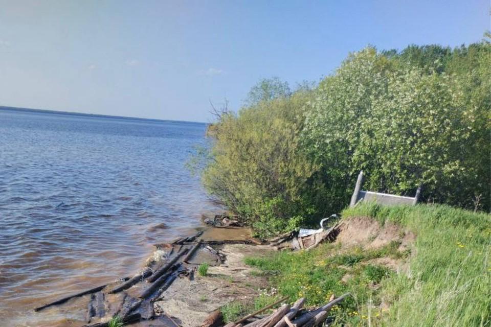 В Пермском крае расследуют гибель на воде мужчины и женщины Оба случая произошли за прошедшие выходные. 31 мая из реки Кемаль в Ильинском округе достали тело женщины с признаками утопления. Личность погибшей устанавливается. На следующий день, 1 июня, в селе Трун Чернушинского округа обнаружено тело 44-летнего мужчины. Предварительно, его смерть наступила в результате утопления в воде. По данным фактам проводится проверка, все обстоятельства выясняются. Подпишись на «КП-Пермь»