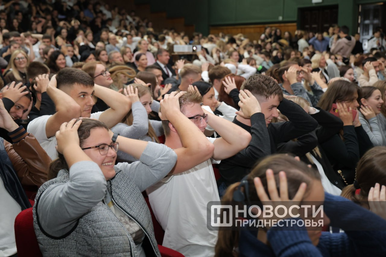 Более пятисот первокурсников Приднестровского госуниверситета сегодня стали частью студенческого братства. Они дали клятву не жалеть сил и времени на постижение наук.   Некоторых первокурсников по итогам сентября уже наградили за активное участие в жизни ПГУ. Университету, напомним, сегодня 94 года – он был основан в 1930 году.