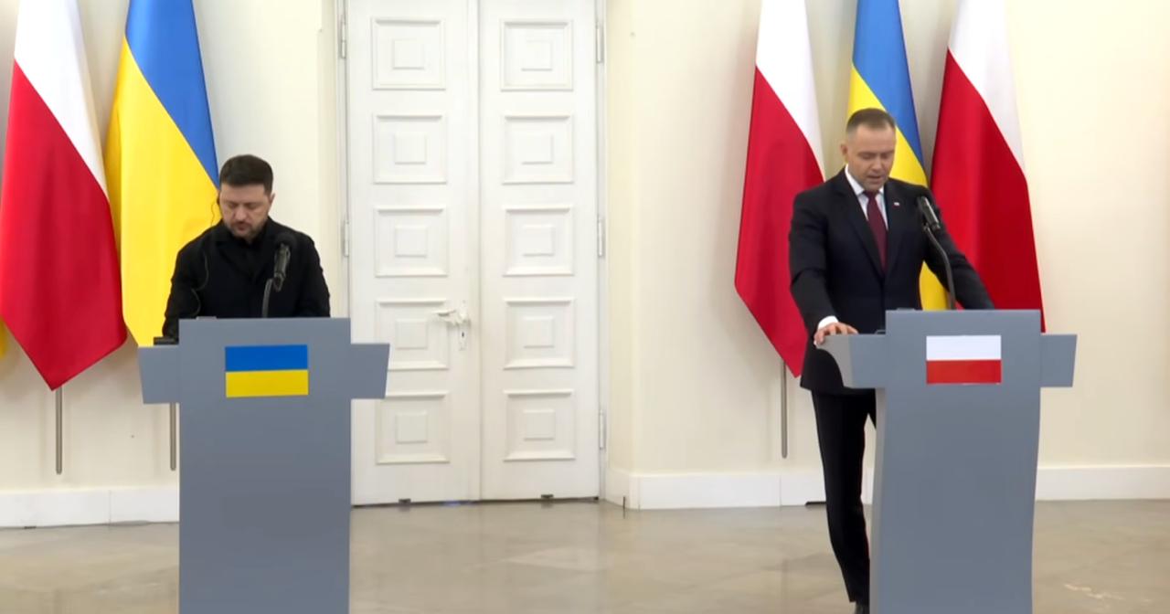 Президент Польши Навроцкий на пресс конференции с Зеленским в Варшаве заявил что поляки не почувствовали благодарности украинцев за оказанную с начала войны помощь По его словам эти настроения отражают общественные опросы Помощь Польши не встретилась с соответствующей оценкой и это было также темой нашего разговора с президентом Зеленским Мы ощущаем это и я как президент Польши это ощущаю также и я это твердо и честно но в джентльменском разговоре передал президенту Зеленскому Мы также осознаем что власть в Киеве имеет инструменты чтобы этот тренд удержать и отбросить заявил Навроцкий Также они обсуждали спорные вопросы истории на переговорах присутствовали главы Институтов нацпамяти двух стран Зеленский ответил что Украина была и всегда будет благодарна Польше но при этом собой она защищает и Европу А также что важно сохранить союз двух стран который зависит от их риторики Сайт Страна X Twitter Прислать новость фото видео Реклама на канале Помощь