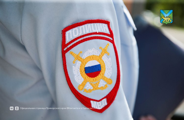 Итоги года антитеррора в Приморье 45 уголовных дел по терроризму и экстремизму более 4 тысяч обращений от жителей Аппарат Антитеррористической комиссии Приморского края подвел итоги по борьбе с террором и экстремизмом на территории региона совместно с правоохранительными органами В 2025 году в Приморском крае 35 преступлений террористической направленности выявлено 23 уголовных дела по террроризму направлены в суд с обвинительным заключением более 10 граждан осуждены по террористическим статьям в том числе гражданин Республики Узбекистан 6 граждан работающих по заданиям украинских спецслужб привлечено к уголовной ответственности по статье 281 УК РФ Диверсия 27 преступлений экстремистской направленности выявлено 22 уголовных дела направлено в суд с обвинительным заключением 24 гражданина осуждены по экстремистским статьям Написать о случаях терроризма или экстремизма можно в   чат бот Опер пишет Антитеррористической комиссии Приморского края Наш канал в Мах