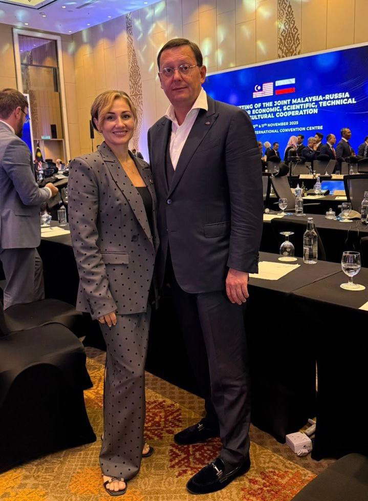 Ректор Университета Синергия Артём Васильев принял участие в заседании 4 ой Российско Малайзийской межправительственной комиссии на острове Лангкави Малайзия Ректор Университета Синергия в составе официальной делегации Российской Федерации принял активное участие в работе 4 ого заседания Совместной Российско Малайзийской комиссии по экономическому научно техническому и культурному сотрудничеству Заседание прошло на острове Лангкави Малайзия под председательством министра науки и высшего образования РФ Валерия Николаевича Фалькова и министра высшего образования Малайзии Замбри Абдулы Кадира В рамках мероприятия ректор совместно с директором Департамента международного бизнеса Университета Анастасией Шаньшиной провел серию рабочих встреч с руководителями ведущих малайзийских университетов Ключевыми темами переговоров стали расширение программ академической мобильности студентов и преподавателей а также разработка и запуск совместных образовательных программ двойных дипломов Значимым событием программы стало участие ректора и директора департамента международного бизнеса в первом Российско Малайзийском форуме высшего образования который собрал более 50 ректоров и директоров ведущих научно образовательных организаций двух стран Форум стал уникальной площадкой для прямого диалога и выработки конкретных шагов по развитию академического партнерства Особое внимание в ходе визита было уделено одному из стратегических проектов университета в 2026 году в Куала Лумпуре будет открыт полноценный филиал Университета Синергия Этот шаг выход на новый уровень присутствия российского высшего образования в Юго Восточной Азии Кроме того филиал укрепит долгосрочное партнерство между двумя странами Участие в комиссии позволило Университету заложить прочные основы для будущего плодотворного сотрудничества с малайзийскими партнерами и определить конкретные шаги по реализации амбициозных проектов в сфере высшего образования Университет Синергия Поступить