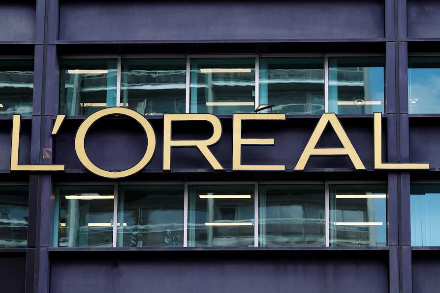 Крупнейшая сделка в истории L Oreal покупка бьюти сегмента Kering Kering договорилась о продаже сегмента товаров для красоты за 4 млрд евро L Oreal говорится в сообщении на сайте компании Согласно условиям L Oreal получит права на разработку парфюмерной продукции и товаров для красоты под брендами Gucci Bottega Veneta и Balenciaga а также линейку парфюма Creed по 50 летней эксклюзивной лицензии Cделка станет важным шагом для Kering в сокращении чистого долга который на конец июня составлял 9 5 млрд евро в дополнение к 6 млрд евро долгосрочных обязательств по аренде что уже беспокоит инвесторов Аналитики Bernstein убеждены что продажа бьюти сегмнта горькое но необходимое лекарство Закрытие сделки ожидается в первом полугодии 2026 года L Oreal также будет выплачивать роялти за использование лицензированных марок Цена красоты