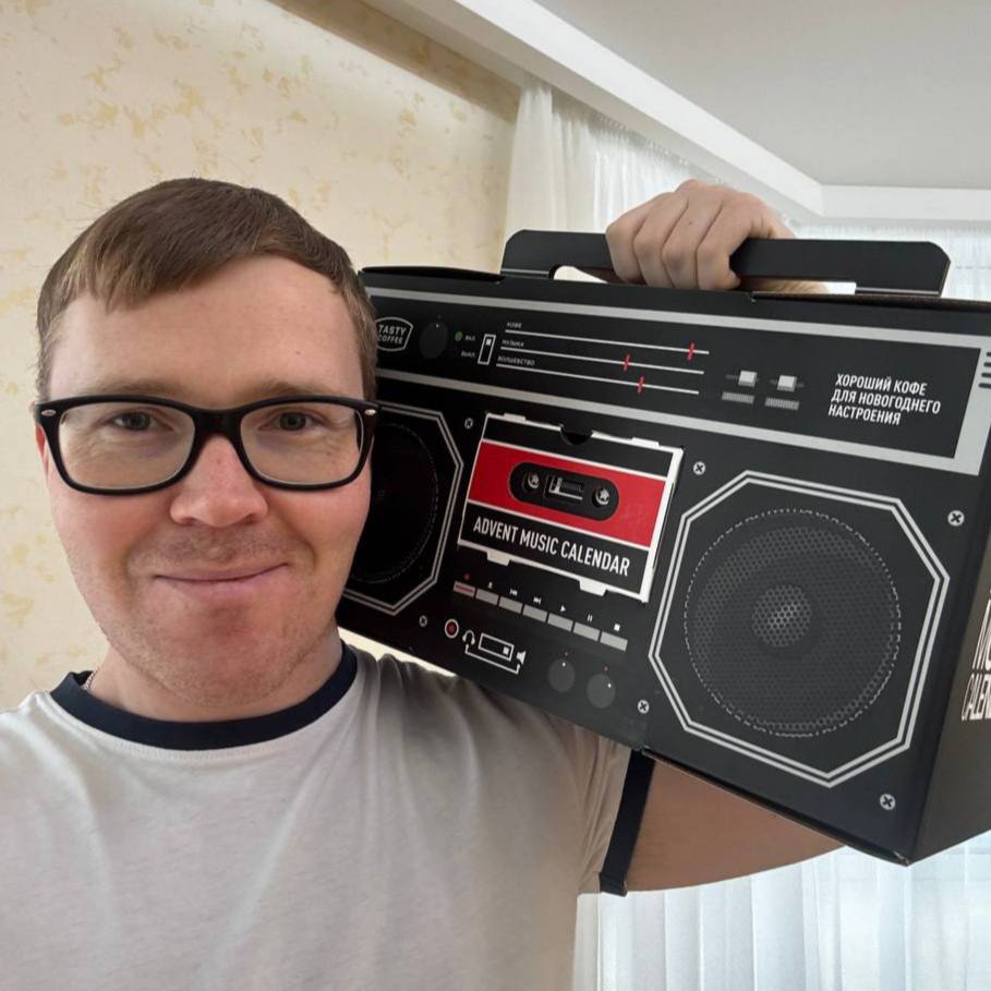 Сегодня блогосферу Екатеринбурга потрясла ужасная новость о внезапной смерти Алексея Мельникова Блогер автор и создатель городских Telegram каналов скончался в возрасте 34 лет Об этом сообщила его жена Марина в своих социальных сетях Мне кажется я раньше никогда не думала о смерти Мне всегда казалось что количество моих болячек меня доконает первым Но сегодня случилось горе Ушел из жизни любимый муж отец и сын Внутри пустота с величиной в огромную дыру написала Марина Боковикова Алексей Мельников долгое время вел каналы о культурной жизни Екатеринбурга Афиша Екатеринбурга и Мельников в городе новостях Екатеринбург Online а также создал телеграм бот Где мой трамвай В своем личном канале Мельников в городе блогер обозревал екатеринбургские рестораны интересные места города и делился со своими читателями историями из своей жизни У блогера осталась жена Марина и трехлетняя дочь Что стало причиной смерти Мельникова пока неизвестно Редакция нашего канала приносит искренне соболезнования близким Алексея Лёша был светлым человеком и крутым блогером Его смерть это большая потеря не только для его родных но и в целом для Екатеринбурга Новости Екб тут SvetEKB