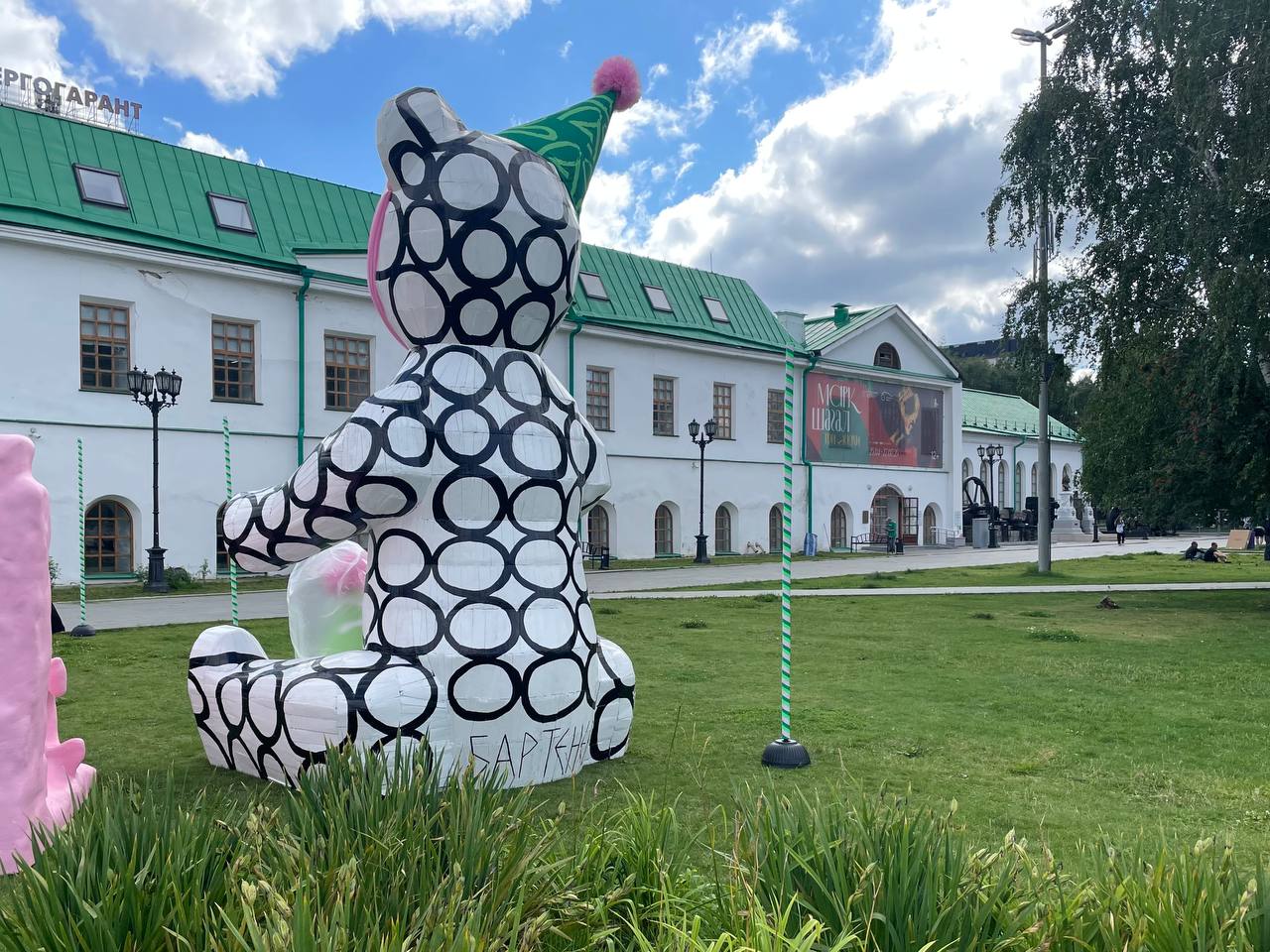 Медведь Гриша вернулся! Но ненадолго  Скульптуру Андрея Бартенева с первого фестиваля «ЧО» устанавливают на плотинке. Забавно, что несколько подписчиков успели утром прислать фото, как Гришу везут по улице. И я рванул на поиски.  Медведя обновили, покрасили, починили, как новенький. Ещё и колпачок подарили. Судя по всему, Гриша будет хэдлайнером площадки «Атома» на Дне строителя  9 августа , а после уедет. На склад или в новую локацию — пока неизвестно.  Рядом также можно заметить инсталляцию «Жвачка» из Никола-Ленивца художницы Нади Лихогруд. Кайфовая.  Пока все в процессе установки.
