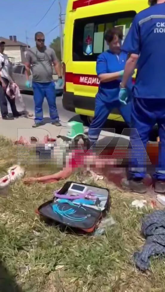 В Севастополе зять напал на тещу с ножом на улице. Женщина погибла. Нападение произошло в районе севастопольского Фиолента. По предварительной информации, 46-летний Сергей К. напал на тёщу с ножом и нанёс ей несколько ударов в горло. На место вызвали скорую, но спасти пострадавшую медики не смогли — она потеряла очень много крови. О мотиве Сергея пока неизвестно. Подписывайтесь, это Baza
