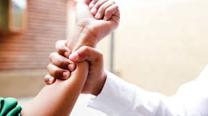 Полиция не предпринимает ничего по шокирующему делу в Комрате Крайне тяжёлый случай потряс Комрат 15 летний ученик предположительно подвергся сексуальному насилию со стороны нескольких одноклассников в общежитии лицея По словам семьи преступление произошло в конце ноября однако полиция до сих пор не дала никаких комментариев сообщает UNIMEDIA Мать мальчика рассказала что узнала о случившемся 26 ноября после многочисленных пропущенных звонков Сначала ребёнок пытался её успокоить но затем расплакался и сообщил что в общежитии несколько ребят пытались с ним что то сделать Он был в отчаянии плакал почти не мог говорить Кричал о помощи но никто не пришёл Его раздели издевались над ним около 20 минут использовали подручные предметы метлу швабру На следующий день он потерял голос не мог ни говорить ни сидеть рассказали мать и бабушка пострадавшего Полиция на момент публикации не дала официального комментария Подпишись на primulinmd