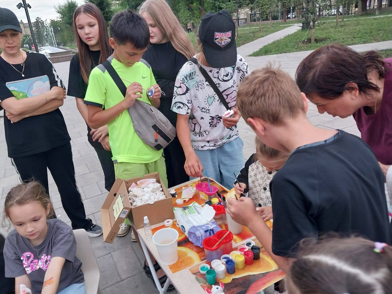 В ближайшие выходные музыка танцы и мастер классы заполнят парки и скверы города Проект Летние парки Магнитки вновь удивит жителей города своей программой Мероприятия пройдут в пятницу и субботу с 17 00 до 20 00 а также в воскресенье с 17 00 до 19 00 22 августа В пятницу сквер Б Ручьева приглашает на вечерний концерт Россия родина моя Парк Южный предлагает насыщенную программу для любителей активного отдыха запланирована открытая тренировка по рукопашному бою а также спортивные соревнования Мама папа я спортивная семья Завершит вечер концерт клуба самодеятельной песни Бакен барды Здравствуй гитара Парк у Вечного огня станет местом для спорта воспитанники школы Динамо проведут вечерние открытые тренировки по баскетболу и боксу Сквер Магнит ждет гостей на музыкально познавательную программу Чудо островок Также в вечернее время здесь будут работать спортивные площадки и пройдут мастер классы 23 августа В субботу в парке у Вечного огня пройдут открытые тренировки по баскетболу и боксу а также дискотека 80 х от Магнитогорского концертного объединения Парк Южный удивит разнообразной программой Там состоится концерт гитарной музыки а воспитанники Динамо вновь проведут для всех желающих открытые тренировки по баскетболу и боксу Сквер Б Ручьева посвятит вечер творчеству здесь выступят юные аккордеонисты и пройдет программа Танцуем и поем Сквер Магнит представит новую музыкально познавательную программу Разноцветная мозаика Гостей как и всегда вечером ждут спортивные площадки и мастер классы 24 августа В воскресенье парк у Вечного огня предлагает совместить спорт и искусство актеры драмтеатра Пушкина проведут тренинг по работе с телом и голосом а воспитанники Динамо проведут свои традиционные открытые тренировки по баскетболу и боксу Сквер Б Ручьева подарит горожанам прощальные летние мелодии на вечернем концерте Флейта и Голос Также на лирический вечерний концерт под названием Вот и лето прошло приглашает сквер Металлургов Сквер Магнит завершит выходные вечерней программой Все это все лето где можно будет в последний раз насладиться активным отдыхом и мастер классами