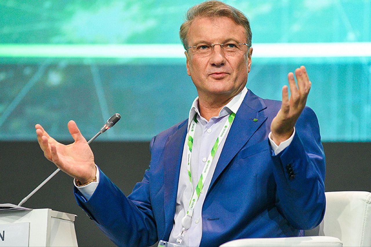 Греф призвал реформировать систему оплаты труда чиновников Госслужащие должны получать столько чтобы вести элементарно не нищенский образ жизни сказал он В таком случае они будут защищены и мотивированы Также Греф высказал предположение что искусственный интеллект пока не способен заменить чиновников в России ИИ поменяет все и везде но степень зрелости технологии на начальном уровне и говорить о замене ею человека в госуправлении преждевременно Отдавать бразды правления ИИ сегодня нельзя   Подписывайтесь на Расстригу