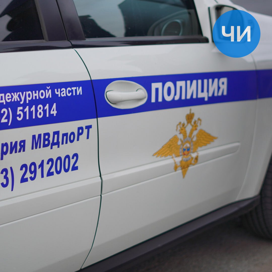 Полиция Набережных Челнов проводит проверку ночных краж из авто В соцсетях прошло видео о ночных забавах несовершеннолетних Набережных Челнов У дома 21 04 в микрорайоне Замелекесье слаженно действовала группа одни своровали колпаки от колес автомашин и дворники другие слили бензин разбили зеркала Как нам сообщили в УМВД города по данному факту проводится проверка По ее итогам будет принято процессуальное решение В полицейских сводках с начала года зафиксировано 49 краж из салонов автомобилей Расследовать удалось 20 преступлений информирует пресс служба ведомства Подробности в материале на сайте Челнинских известий