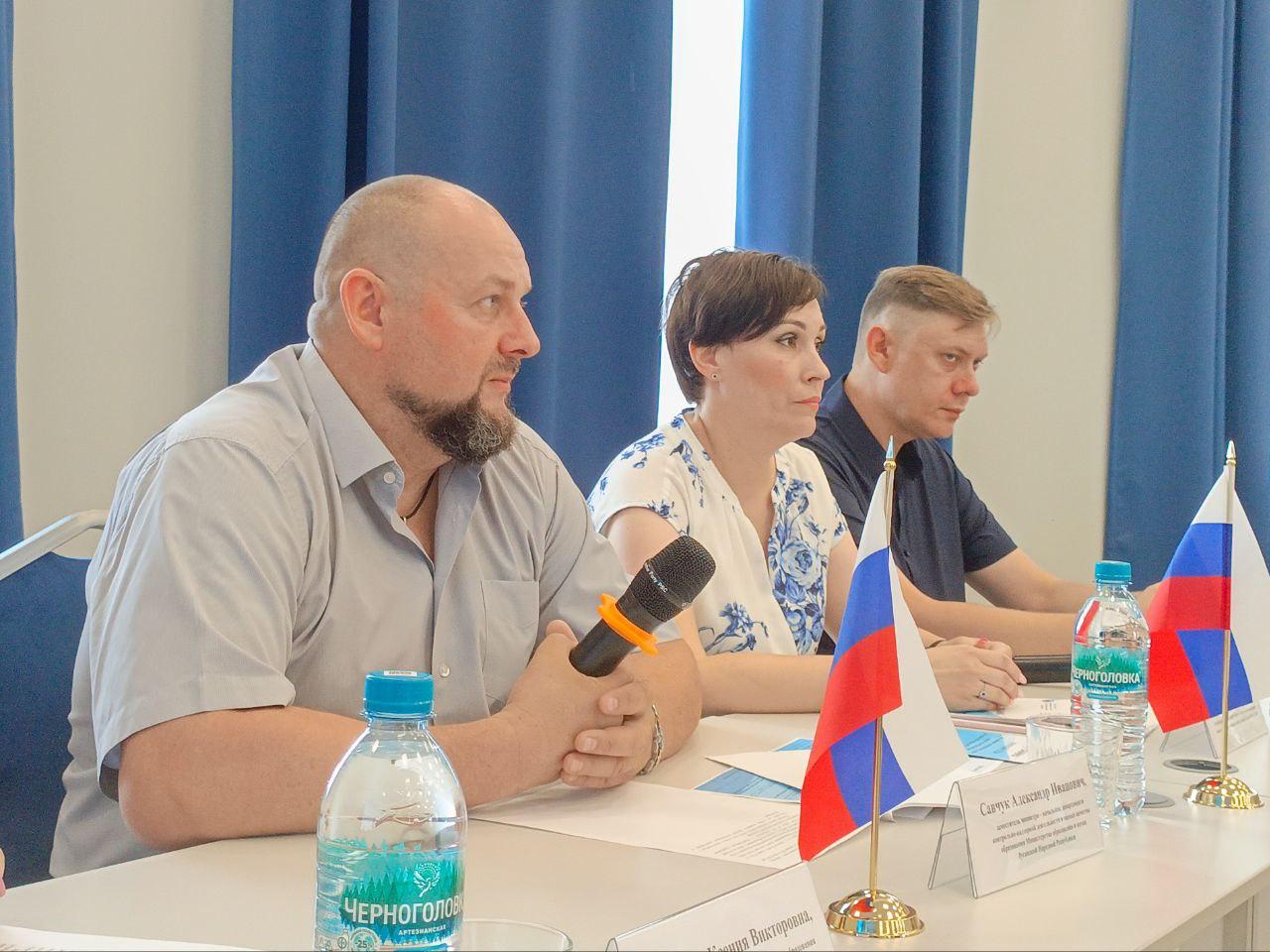 Около 95% выпускников Респубики, сдававших ЕГЭ в этом году, успешно его сдали. Об этом в ходе заседания круглого стола «Основные направления качества образования в Луганской Народной Республике» сообщил заместитель министра образования и науки ЛНР Александр Савчук. «Около 95% выпускников успешно сдали ЕГЭ. А те, у кого не получилось достичь таких результатов, имели возможность написать заявление и пошли по промежуточной аттестации», — сказал замминистра. Он также подчеркнул, что в 2026 году сдача государственного выпускного экзамена или единого государственного экзамена станет обязательной для всех выпускников.